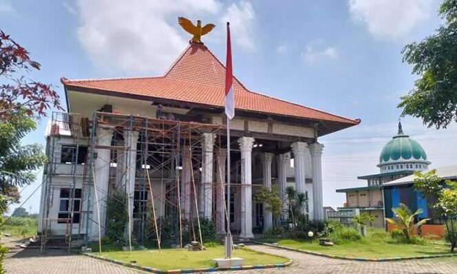 
					Patung Garuda Emas Jadi Ikon Baru Kantor Desa Ngerong Pasuruan