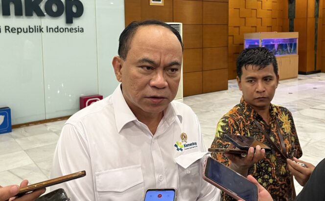 
					<em>Menteri Koperasi (Menkop) Budi Arie Setiadi memberikan keterangan kepada awak media di Kantor Kemenkop RI Jakarta, Senin (24/3/2025).</em>