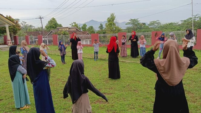 
					<em>Anak-anak Desa Sirahan, Pati, ngabuburit sambil belajar bahasa Inggris bersama pengajar dari Kampung Inggris Pare. (Image courtesy: mondes.co.id)</em>