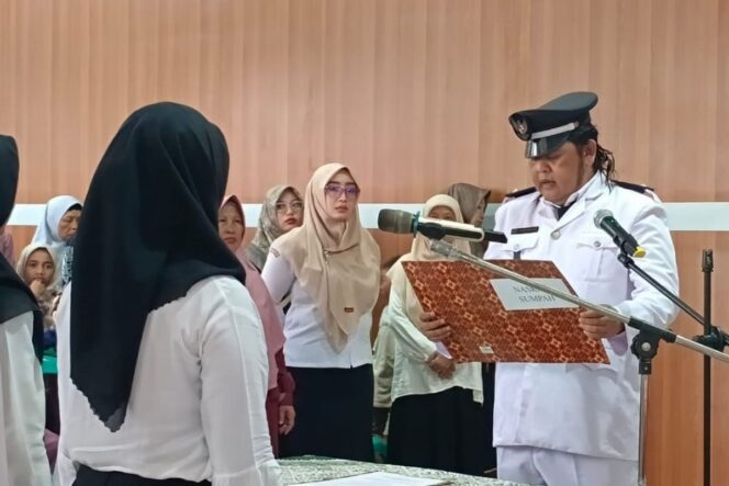 
					<em>Kepala Desa Dukuhturi Kecamatan Ketanggungan, Brebes, Jawa Tengah Johan Wahyudi melantik dua perangkat desa baru di kantor kepala desa setempat, Rabu (17/3/2025).</em>