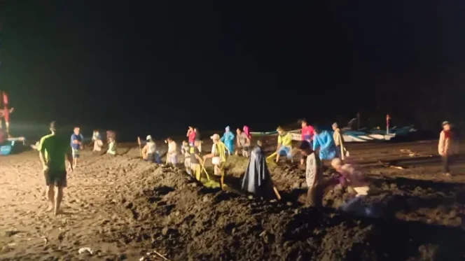 
					Petani Pangandaran Berjuang Selamatkan 500 Hektar Sawah dari Serangan Air Laut