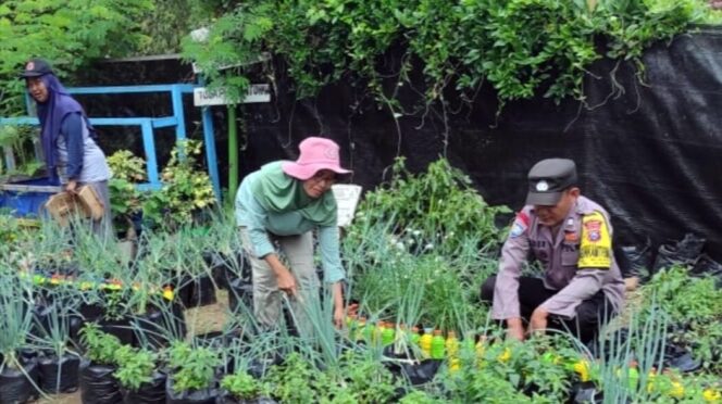 
					<em>Bhabinkamtibmas Desa Kare, Aiptu Nuryanto, mendampingi warga memanfaatkan pekarangan untuk menanam sayuran, Selasa (18/3/2025).</em>