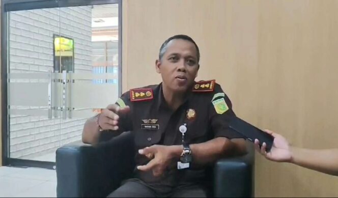
					<em>Kepala Kejaksaan Negeri Rembang, I Wayan Eka Widdyara, memberikan keterangan terkait kasus korupsi dana desa yang dilakukan oleh Sekdes Tanjung, Rembang.</em>