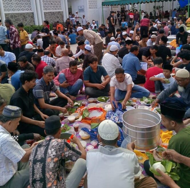 
					<em>Warga Gampong Beurawe mengikuti kegiatan buka puasa bersama dan khanduri Nuzulul Quran di Masjid Al Furqan, Minggu (16/3/2025).</em>