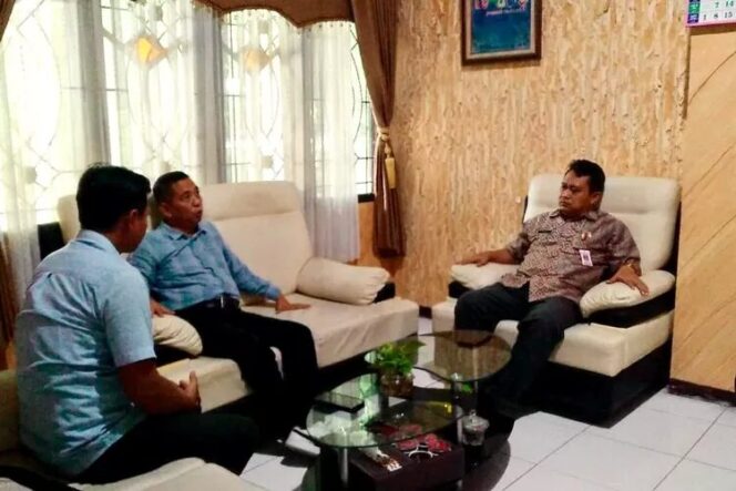 
					<em>Satya Teguh Juwana (tengah) di sela-sela berdiskusi koperasi merah putih dengan Kepala Dinpermasdes Pemalang Ahmadi Styawan (kanan)</em>
