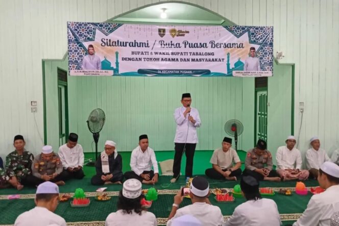 
					<em> Bupati Tabalong H Muhammad Noor Rifani saat memberikan sambutan pada acara silaturahmi dan buka puasa bersama di Desa Tamunti, Kecamatan Pugaan, Jumat (7/3). (HO-Pemkab Tabalong)</em>