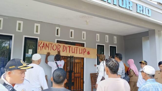 
					<em>Warga Sekar Mengkuang dan Perangkat Desa Segel Kantor Desa Sekar Mengkuang, Kecamatan Limbur Lubuk Mengkuang, kabupaten Bungo, Rabu (19/2/2025)</em>