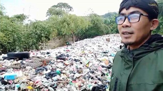 
					<em>Tumpukan sampah ilegal di bantaran Kali Cileungsi, Desa Cicadas dan Wanaherang, Gunung Putri, yang viral di media sosial.</em>