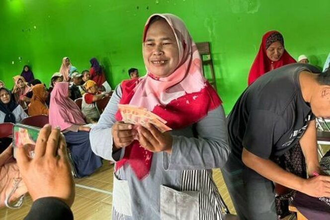 
					<em>Warga menunjukkan THR yang diterima dari Pemerintah Desa Wunut, Tulung, Klaten, Selasa (18/3/202) (Dokumentasi Pemdes Wunut)</em>