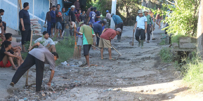 
					Warga Desa Lokapaksa Gotong Royong Perbaiki Jalan Rusak, Bukti Swadaya Masyarakat