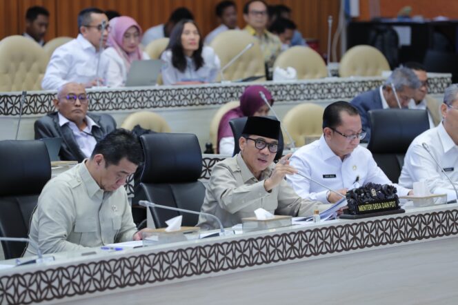 
					<em>Menteri Desa PDT, Yandri Susanto, bersama jajaran Komisi V DPR RI dalam rapat kerja di Senayan, Rabu (12/3/2025).</em>