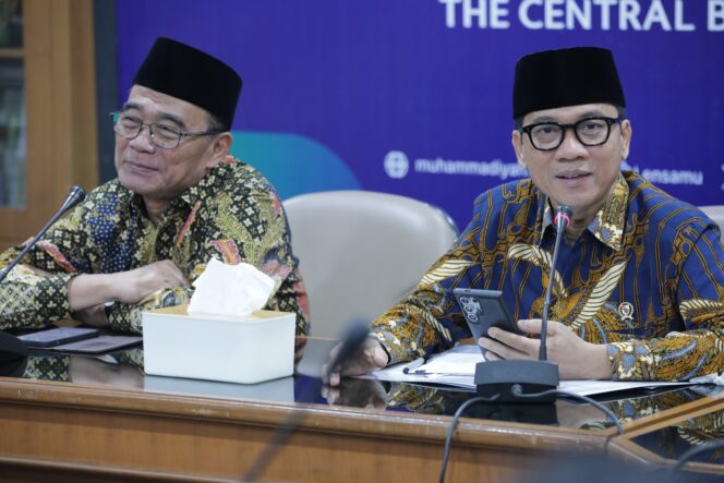 
					<em>Mendes PDT Yandri Susanto (kanan) dan Ketua Bidang Ekonomi PP Muhammadiyah Muhadjir Effendy (kiri) saat pertemuan di Gedung Pusat Dakwah PP Muhammadiyah, Kamis (13/3/2025).</em>