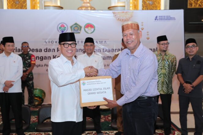 
					<em>Menteri Desa, Yandri, dan Menteri Agama, Nasaruddin, meluncurkan program Satu Desa Satu Majelis Taklim di Masjid Izzatul Islam, Grand Wisata, Desa Lambangsari, Kabupaten Bekasi, Senin (24/3/2025).</em>