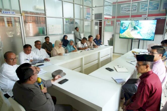 
					<em>Rapat koordinasi pengelolaan sampah di Ruang Rapat Dinas Kominfo Tanah Datar, Jumat (14/3/2025).</em>