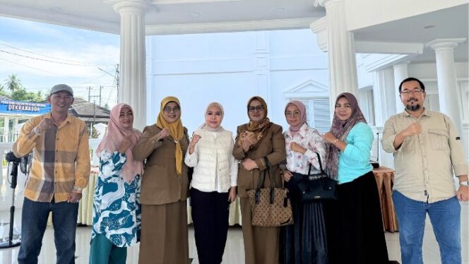 
					<em>Pengurus BAKTI Taskin Padang Pariaman Lakukan Sesi Foto Bersama Nita Azis (isteri Bupati John Kenedy Azis) di Pendopo Bupati Karan Aur Pariaman, Senin (21/04/2025). (Foto Dok.: ist) </em>