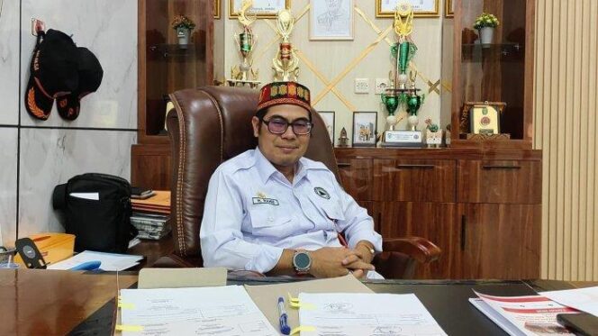 
					<em>Kepala Pelaksana BPBD Kabupaten Balangan, H Rahmi, memberikan arahan dalam pembinaan Desa Tangguh Bencana (Destana) sebagai upaya meningkatkan kemandirian desa dalam menghadapi potensi bencana.</em>