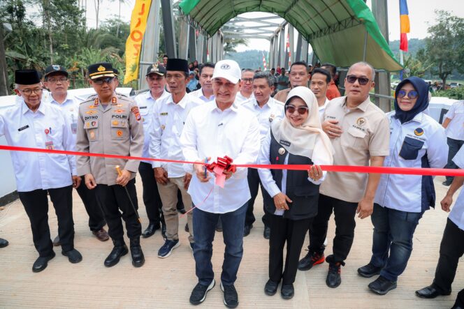 
					<em>Wakil Gubernur Banten, A. Dimyati Natakusumah, saat meresmikan jembatan di Kampung Pasir Sereh, Desa Tegal, Pandeglang, sembari menyampaikan alokasi anggaran untuk pembangunan jalan poros desa.</em>