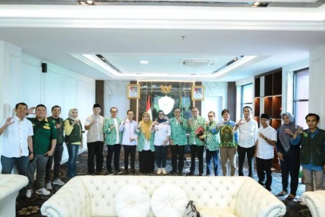 
					<em>Bupati Barru, Andi Ina Kartika Sari, menerima kunjungan Ketua Umum ICMI Sulsel, Prof. Aris Munandar, beserta jajaran, membahas sinergi pengembangan Desa Cerdas di Kabupaten Barru.</em>