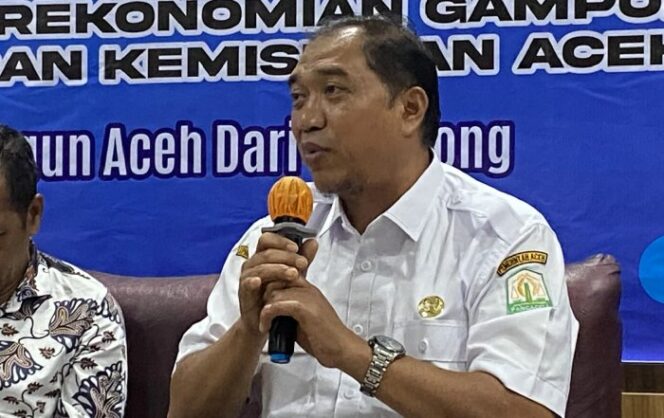 
					<em>Kepala Bidang DPMG Aceh, Wardana, menyampaikan data perkembangan Bumdes di Aceh dalam diskusi publik di Banda Aceh, Rabu (26/3/2025). Dari ribuan desa, baru sebagian kecil Bumdes yang tergolong maju, memerlukan upaya lebih dalam pembentukan dan pengelolaan.</em>