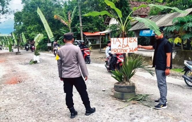 
					<em>Kondisi jalan rusak di Desa Candirejo, Kecamatan Ponggok, Kabupaten Blitar, yang diharapkan warga untuk segera diperbaiki secara permanen dengan betonisasi.</em>