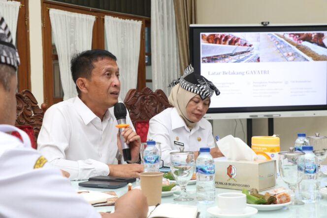 
					<em>Bupati Bojonegoro, Setyo Wahono, memimpin pemantapan program Gayatri, gerakan ayam petelur mandiri yang diharapkan meningkatkan kesejahteraan masyarakat.</em>