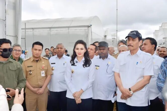 
					<em>Gubernur Maluku Utara, Sherly Tjoanda Laos (tengah), bersama para gubernur wilayah Papua saat melakukan kunjungan kerja ke Taman Sains Teknologi Hortikultura dan Herbal (STH2) di Silangit, Sumatera Utara.</em>
