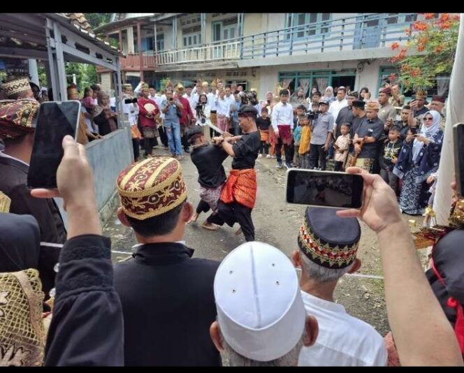 
					<em>Kemeriahan Halal Bihalal di Desa Canti: Pertunjukan Khudat Syawal memukau warga dan perantau yang kembali ke kampung halaman, mempererat tali silaturahmi dan melestarikan warisan budaya desa.</em>