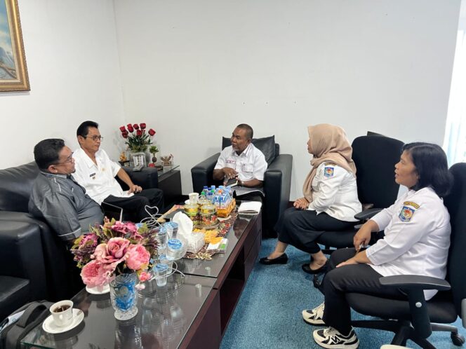 
					<em>Wakil Bupati Halmahera Selatan, Helmi Umar Muchsin, berdiskusi dengan Analis Kebijakan Ahli Muda Kemendagri, Didit Palgunasi, terkait PAW kepala desa dan penataan tapal batas desa di Jakarta.</em>