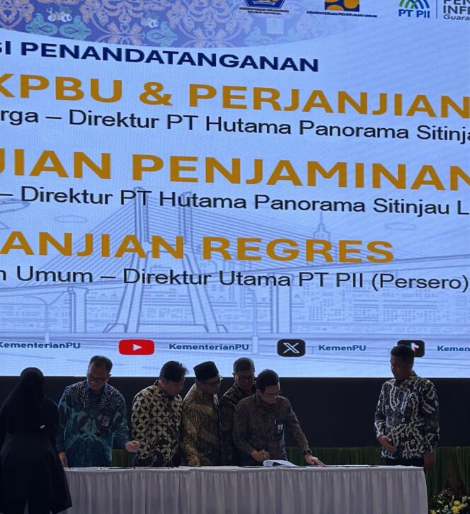 
					<em>Wakil Gubernur Sumatera Barat, Vasko Ruseimy, menyaksikan penandatanganan Nota Kesepahaman (MoU) pembangunan Flyover Sitinjau Lauik.</em>