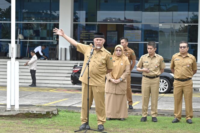 
					<em>Gubernur Sumatera Barat, Mahyeldi Ansharullah, memberikan arahan dalam sidak dan apel pascalebaran di Kantor Dinas BMCKTR Sumbar, Selasa (08/03/2025), menekankan peningkatan kualitas kinerja.</em>