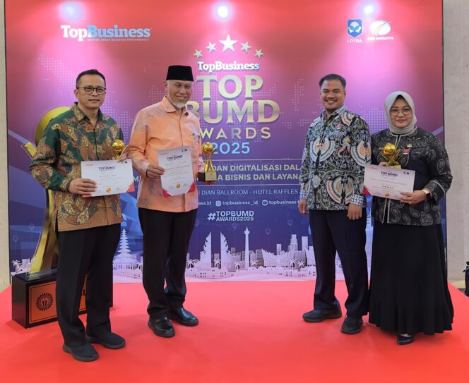 
					<em>Gubernur Sumatera Barat, Mahyeldi Ansharullah, menerima penghargaan Top Pembina BUMD Award 2025 di Jakarta.</em>