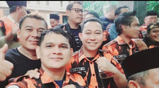 
					<em>Ketua MPC Pemuda Pancasila Kabupaten Bekasi, H. Apuk Idris, memberikan sambutan dalam acara Halalbihalal Idulfitri 1446 H yang dihadiri pengurus MPC, PAC, dan Kotimahatidana di Karawang, Jumat (4/4/2025).</em>