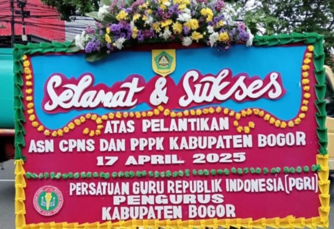 
					<em>Karangan bunga ucapan selamat dari Ketua PGRI Kabupaten Bogor, Amsohi, S.Pd., M.Pd., menyampaikan ucapan selamat dan harapan kepada CPNS dan PPPK yang baru dilantik di lingkungan Pemerintah Kabupaten Bogor.</em>