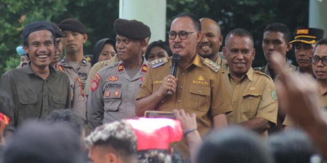 
					<em>Bupati Halmahera Barat, James Uang, berdialog dengan warga Desa Goro-Goro yang melakukan aksi unjuk rasa menuntut perbaikan jalan desa di depan Kantor Bupati, Senin (14/4/2025).</em>