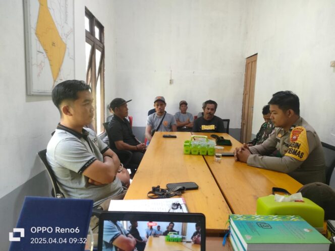 
					<em>Kepala Desa Istana, Sahlirais, memberikan klarifikasi terkait isu dugaan intimidasi terhadap warganya pasca-pembobolan rumah warga.</em>