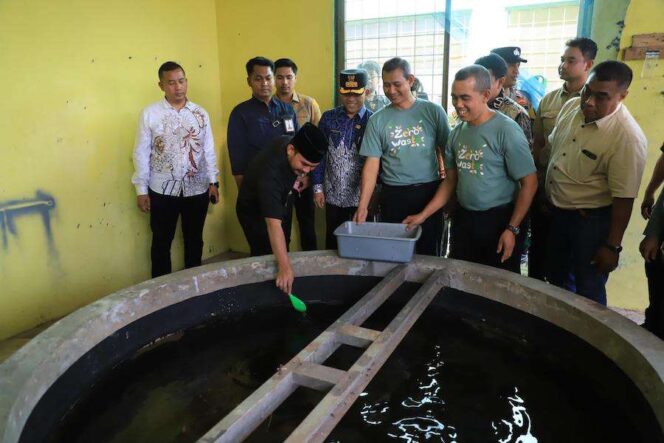 
					<em>Bupati Bekasi, Ade Kuswara Kunang, berinteraksi dengan pengelola Pusat Daur Ulang Sampah Terpadu (PDUST) di Kampung Cibeureum, menunjukkan komitmen Pemkab dalam pengelolaan sampah inovatif.</em>