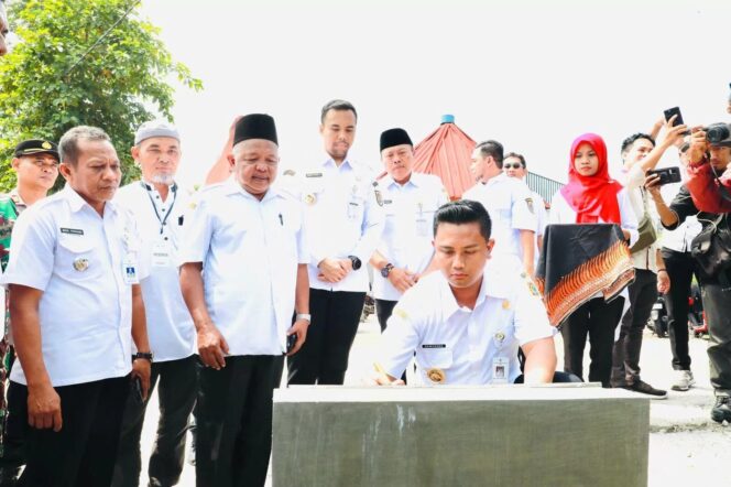 
					<em>Bupati Klaten Hamenang Wajar Ismoyo menandatangani prasasti pencanangan Desa Sidowayah sebagai desa semerbak bunga di kawasan wisata Umbul Siblarak.</em>
