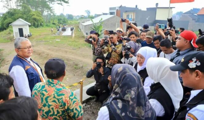 
					<em>Baju Trihaksoro Kepala Dinas PU SDA Provinsi Jatim bersama Khofifah Indar Parawansa Gubernur Jatim waktu Bendungan Boreng di Kelurahan Rogotrunan, Lumajang. Foto: Istimewa</em>