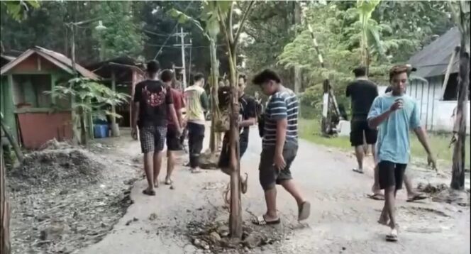 
					<em>Warga dari tiga desa di Kecamatan Jiken, Blora, melakukan aksi protes dengan menanam pohon pisang di jalan rusak yang menghubungkan desa mereka, Rabu (2/4/2025). Aksi ini merupakan bentuk kekecewaan atas kondisi infrastruktur yang tak kunjung diperbaiki. (Image courtesy: Jawa Pos Radar Bojonegoro)</em>