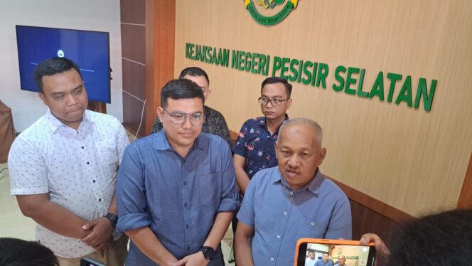 
					<em>Kepala Kejaksaan Negeri Painan, Muhammad Jafli, S.H., M.H., memberikan keterangan kepada awak media terkait penetapan tersangka kasus dugaan korupsi Dana Desa.</em>