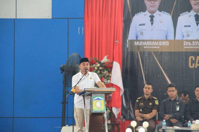 
					<em>Ketua DPRK Aceh Besar, Abdul Muchti, menyampaikan sambutannya dalam Apel Akbar dan Silaturahmi di Gedung Jantho Sport City (JSC), Kota Jantho, menekankan pentingnya ketulusan dalam membangun desa.</em>