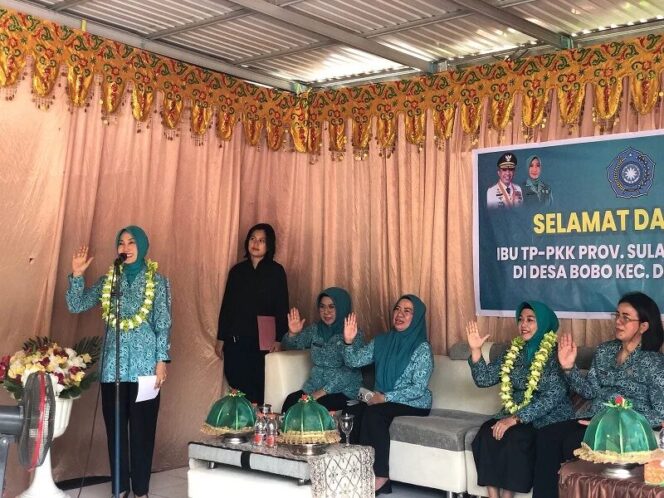 
					<em>Ketua TP-PKK Provinsi Sulawesi Tengah, Sry Nirwanti Bahason, berinteraksi dengan warga Desa Bobo saat kunjungan kerja dan sosialisasi administrasi kependudukan.</em>