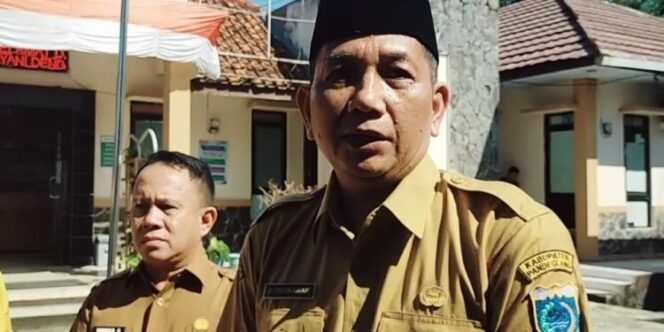 
					<em>Asda I Setda Kabupaten Pandeglang Doni Hermawan mengatakan, jadwal pelaksanaan Pilkades serentak belum ada kejelasan kapannya.</em>