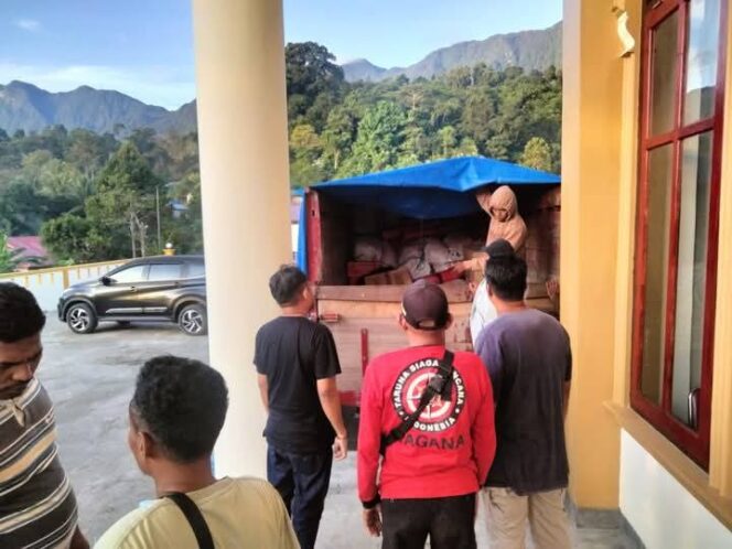 
					<em>Wakil Bupati Maluku Tengah, Mario Lawalata, memimpin langsung penyaluran bantuan kemanusiaan kepada warga Desa Masiulang yang terdampak bentrokan antar desa, Jumat (4/4/2025) dini hari.</em>