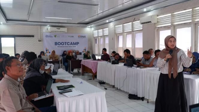 
					<em>Peserta mengikuti sesi pelatihan dalam program inkubasi Desa Emas di Aula Dinas Koperasi dan UMKM Kabupaten Karawang.</em>