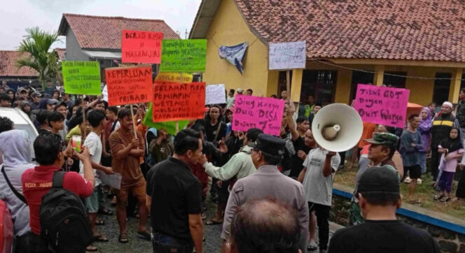 
					<em>Puluhan warga yang tergabung dalam Aliansi Pemuda Plompong Indonesia (APPI) menggelar aksi unjuk rasa di depan Balai Desa Plompong, Brebes, pada Jumat (4/4/2025), menuntut transparansi pengelolaan Dana Desa tahun anggaran 2024.</em>