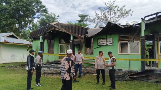 
					<em>Kondisi Puskesmas Pembantu (Pustu) Ohoi Letman di Maluku Tenggara setelah dibakar oleh orang tak dikenal. Polisi telah menangkap dua pelaku dan masih memburu dua lainnya. (Foto: Humas Polres Maluku Tenggara)</em>