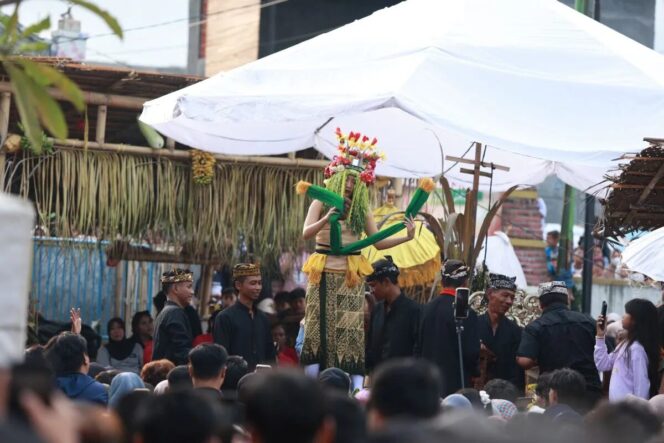 
					<em>Penari Seblang Olehsari, Dwi Putri Ramadani (21), menari dalam kondisi trance selama ritual bersih desa di Desa Olehsari, Banyuwangi, Jawa Timur, Sabtu (5/4/2025). Ritual yang berlangsung tujuh hari ini diyakini sebagai upaya tolak bala dan menjaga desa dari marabahaya.</em>