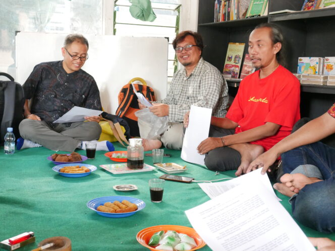 
					Suasana hangat diskusi Kojahan Literasi di Omah Sinau Sogan, Pekalongan, memperkuat semangat literasi akar rumput.