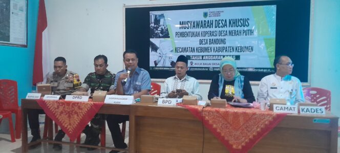 
					<em>Kepala Dinas Perindustrian, Perdagangan, Koperasi, Usaha Kecil dan Menengah Kabupaten Kebumen, Haryono Wahyudi, memberikan keterangan terkait perkembangan pembentukan Koperasi Desa Merah Putih di Kebumen. Pemerintah daerah optimis program nasional ini akan meningkatkan kemandirian ekonomi desa.</em>